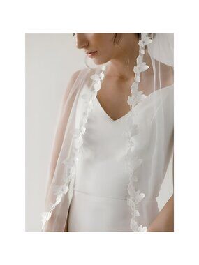 Bride Wedding Veil 1 Tiers Lace Applique Fingertip Bridal Tulle with Comb(Ivory)